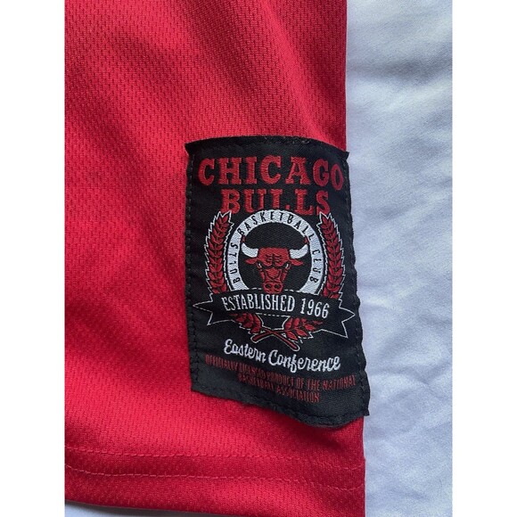 Chicago Bulls Button Up Jersey Mens Small Ultra Game NBA Red Shirt - Picture 2 of 10